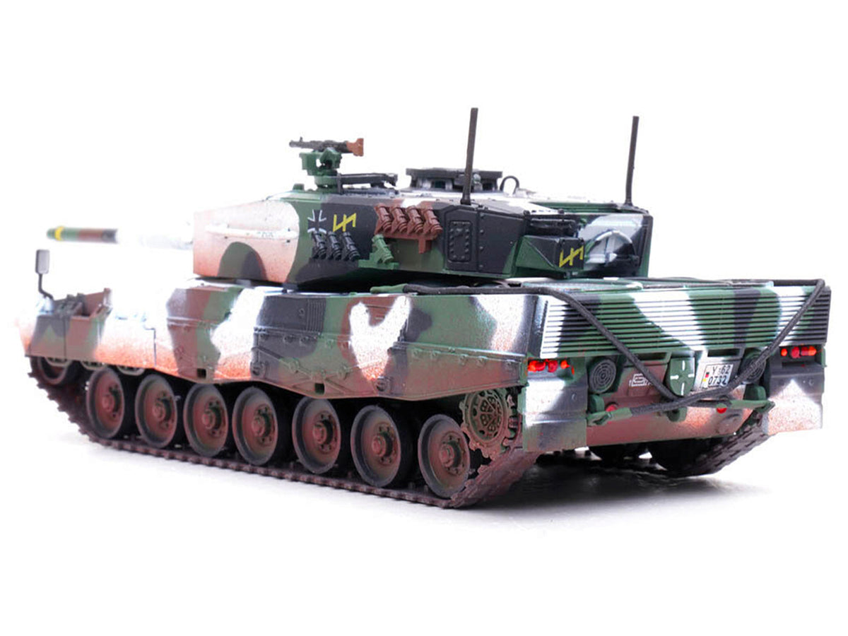 Leopard 2A4 Main Battle Tank with Snorkel "Winter Camouflage" German Army "Armor Premium" Series 1/72 Diecast Model