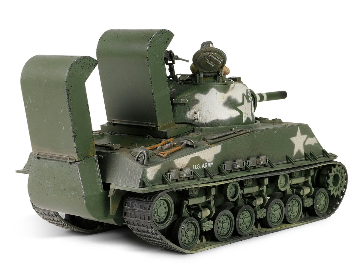 Sherman M4 (105) Howitzer Medium Tank "US Army 711th Tank Battalion Okinawa" (1945) "Engine Plus" Series 1/32 Diecast Model