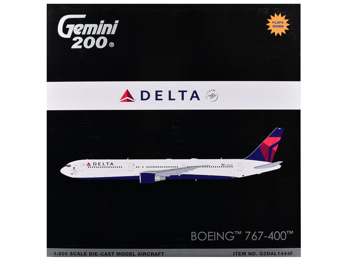 Boeing 767-400ER Commercial Aircraft with Flaps Down "Delta Air Lines" (N482MH) White with Blue and Red Tail "Gemini 200" Series 1/200 Diecast Model Airplane