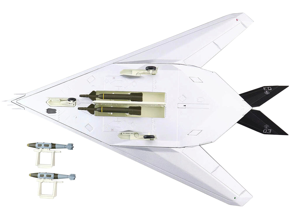 Lockheed F-117A Nighthawk Stealth Aircraft "Toxic Death" (1991) "Air Power Series" 1/72 Diecast Model