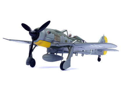 Focke-Wulf Fw 190A Aircraft "108-Victory Ace Hauptmann Hans 'Assi' Hahn Gruppenkommandeur III./JG 2 Richthofen France" (1942) German Luftwaffe 1/72 Diecast Model Airplane