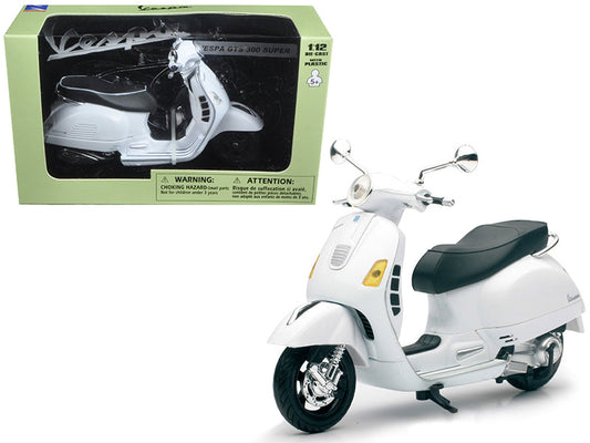 Vespa GTS 300 Super White Motorcycle 1/12