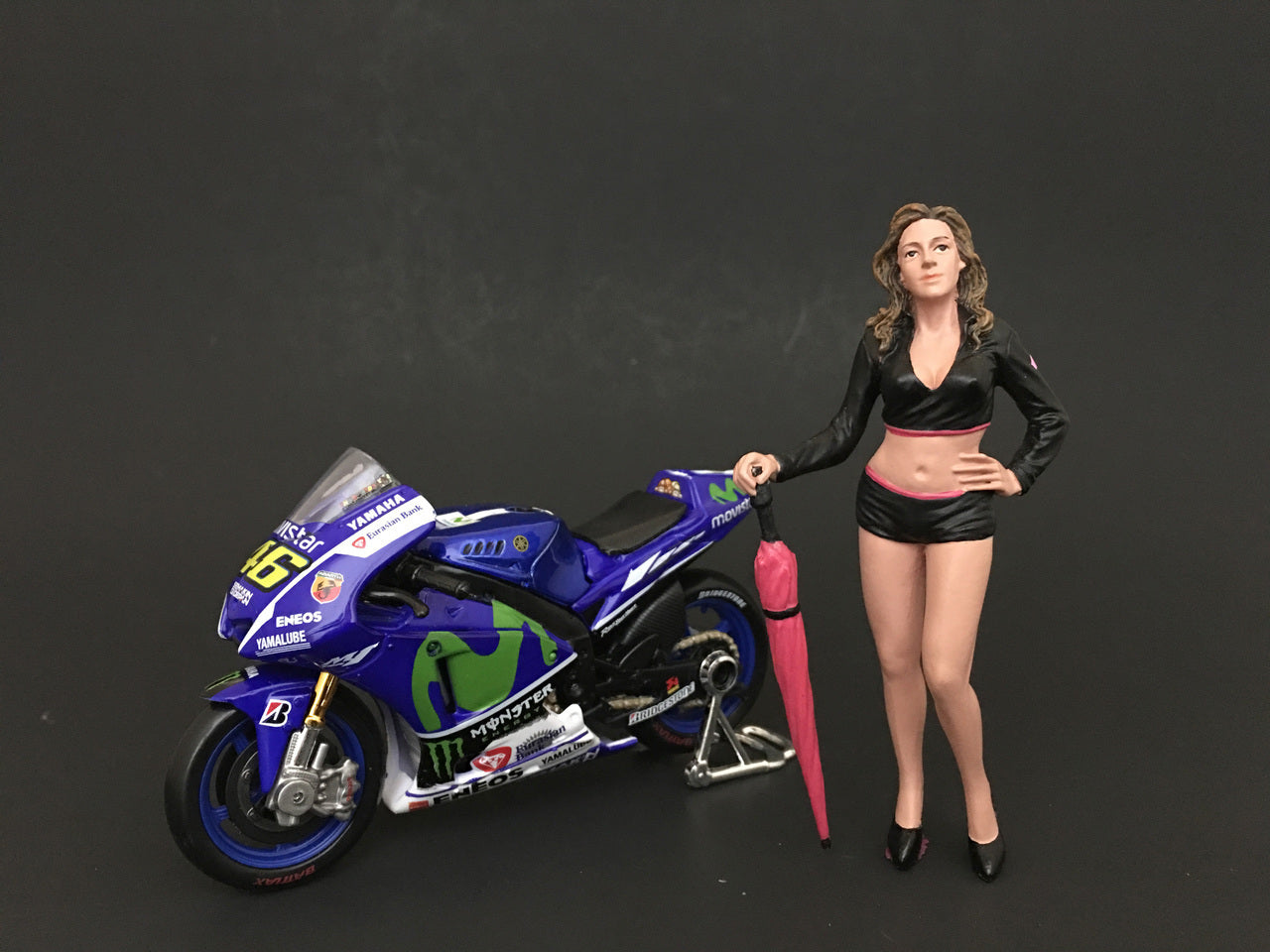 Umbrella Girl II Figure For 1:24 Scale Models