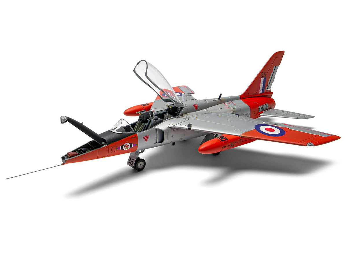 Level 2 Model Kit Folland Gnat T.1 Fighter Aircraft with 2 Scheme Options 1/48 Plastic Model Kit