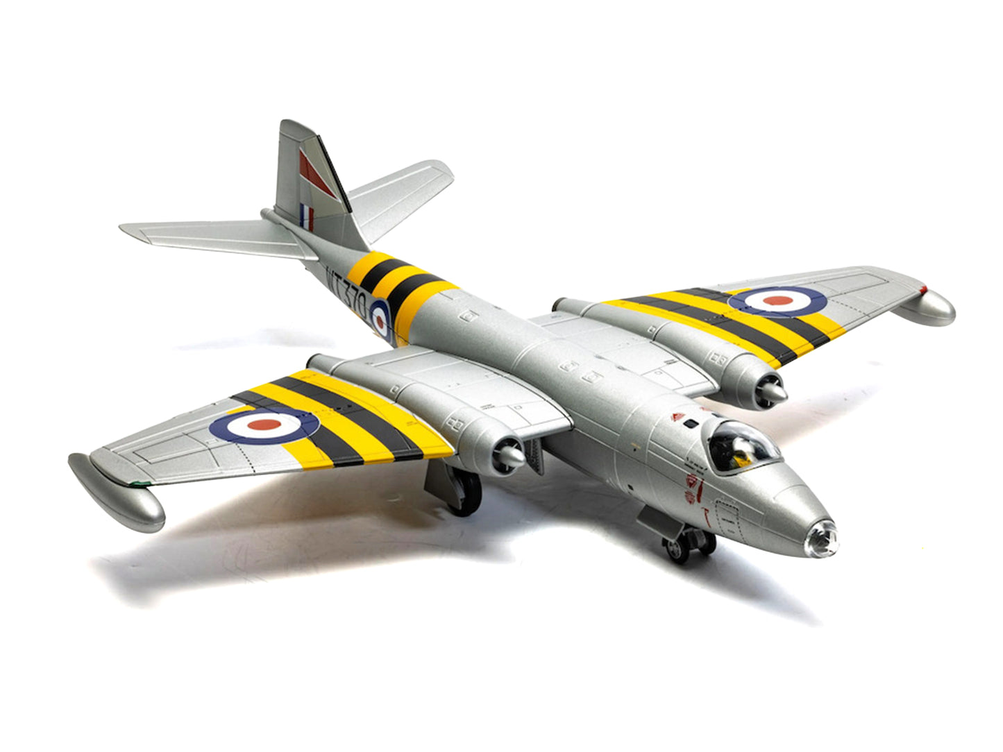English Electric Canberra B.6 Aircraft "WT370 Wg. Cdr. Paul Mallorie No.139 Squadron Operation Musketeer" (1956) Royal Air Force "The Aviation Archive" Series 1/72 Diecast Model Car