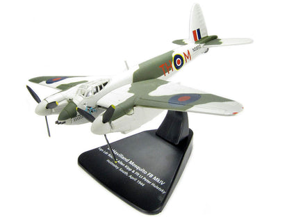 DeHavilland Mosquito FB MKVI Combat Aircraft "Sqd. Ldr. Robert Allen Kip and Flt. Lt. Peter Huletsky Holmsley South" (1944) Royal Air Force "Oxford Aviation" Series 1/72 Diecast Model Airplane