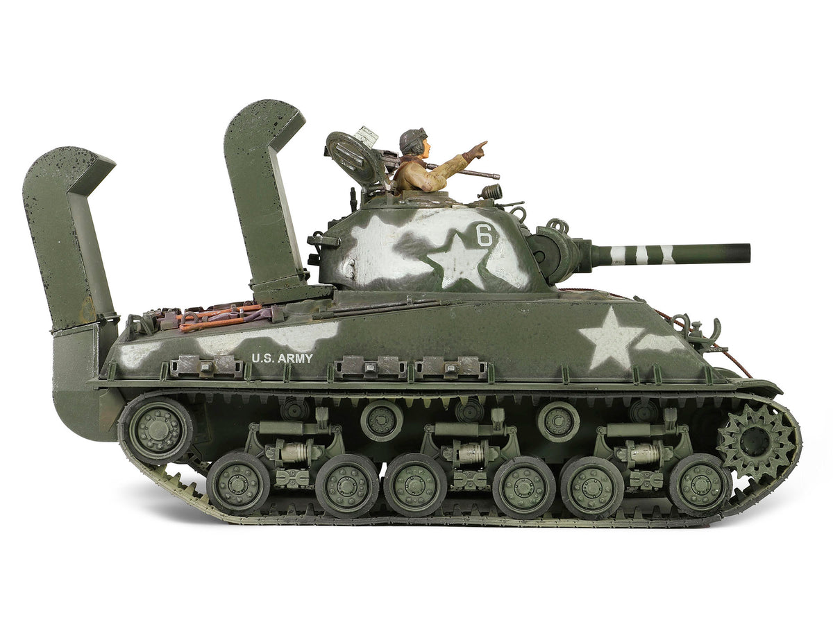 Sherman M4 (105) Howitzer Medium Tank "US Army 711th Tank Battalion Okinawa" (1945) "Engine Plus" Series 1/32 Diecast Model