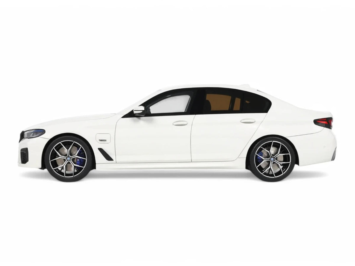 2023 BMW 545e xDrive M Sport Alpine White 1/18 Model Car