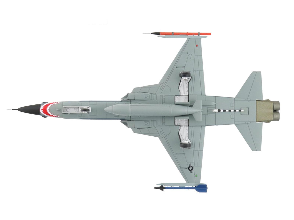 Northrop F-5N Tiger II Aircraft "Red 117 761533 Adversary Fighter VFC-111 Sundowners" (2017) United States Navy "Air Power Series" 1/72 Diecast Model