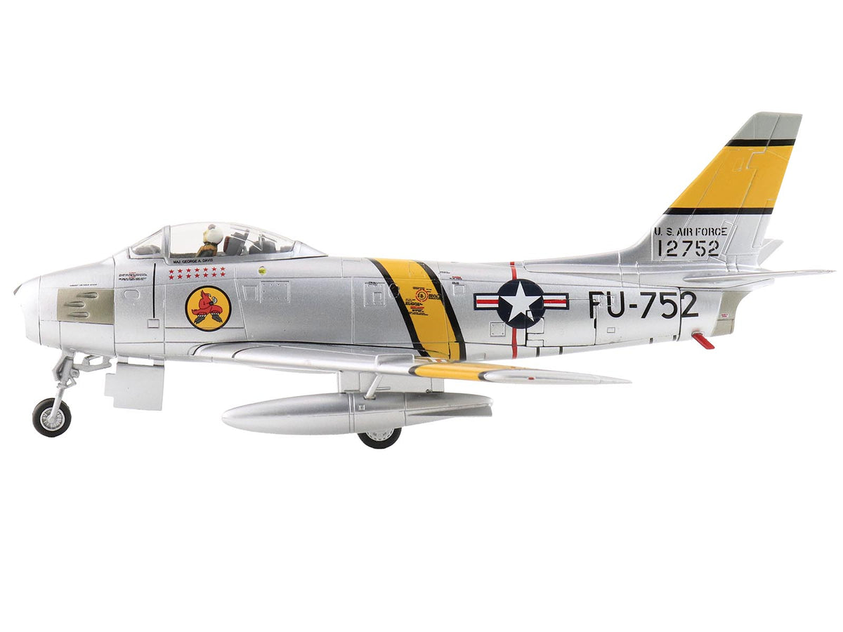 North American F-86E Sabre Fighter Aircraft "51-2752 Colonel George Andrew Davis Jr. 4th FIG 334th FIS" (1952) United States Air Force "Air Power Series" 1/72 Diecast Model