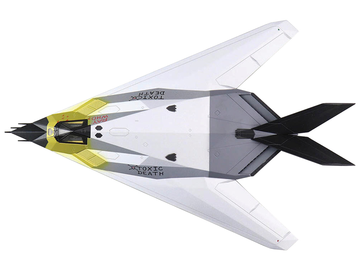 Lockheed F-117A Nighthawk Stealth Aircraft "Toxic Death" (1991) "Air Power Series" 1/72 Diecast Model