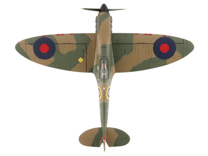 Supermarine Spitfire Mk.1a Fighter Aircraft "X4009 Flight Lieutenant P.C. Hughes" (1940) British Royal Air Force "Air Power Series" 1/48 Diecast Model