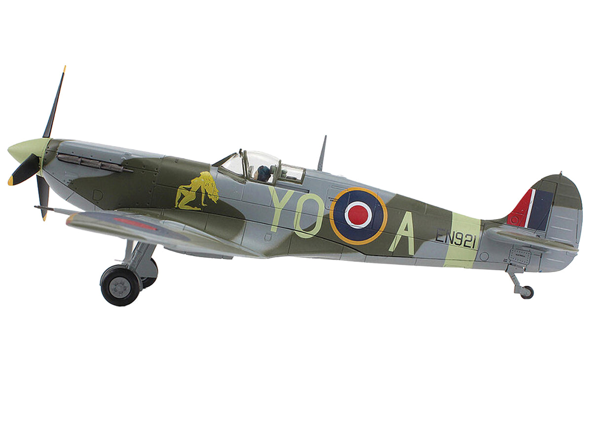 Supermarine Spitfire Mk Vb Fighter Aircraft "EN921 Flying Officer Jack Sheppard No. 401 Squadron" (1943) Royal Canadian Air Force "Air Power Series" 1/48 Diecast Model