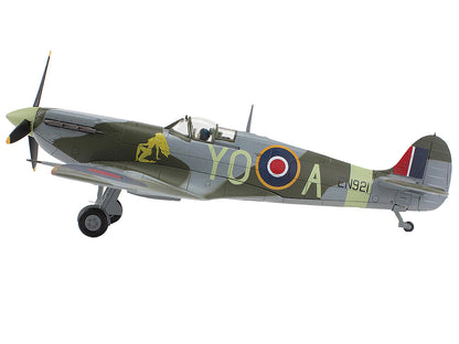 Supermarine Spitfire Mk Vb Fighter Aircraft "EN921 Flying Officer Jack Sheppard No. 401 Squadron" (1943) Royal Canadian Air Force "Air Power Series" 1/48 Diecast Model