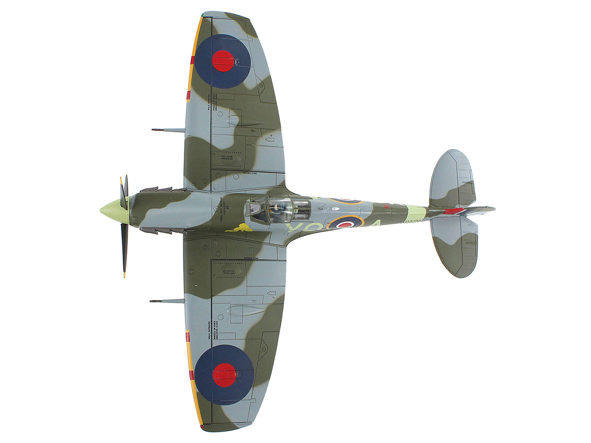 Supermarine Spitfire Mk Vb Fighter Aircraft "EN921 Flying Officer Jack Sheppard No. 401 Squadron" (1943) Royal Canadian Air Force "Air Power Series" 1/48 Diecast Model