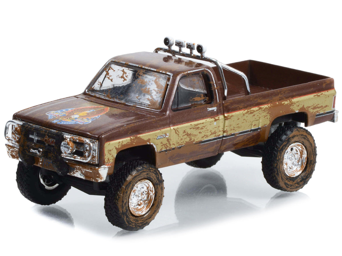 1982 GMC K-2500 Sierra Grande Pickup Truck Brown and Gold (Dirty Version) "Fall Guy Stuntman Association" Hollywood Special Edition 1/64 Diecast Model Car