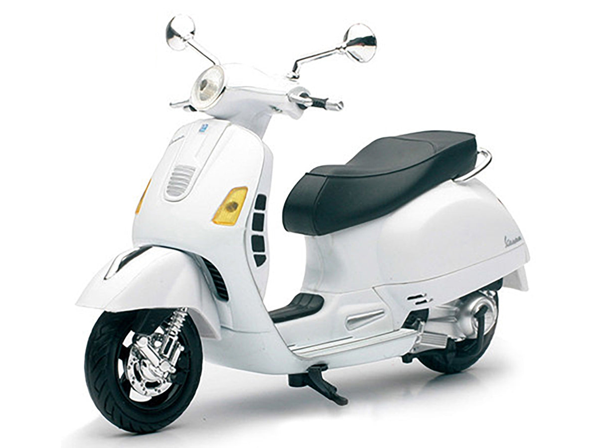 Vespa GTS 300 Super White Motorcycle 1/12